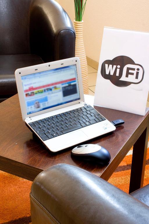 พรีเมียรคลาสคลาสเลอบลคเมสนิล Hotel เลอบล็องเมนิล ภายนอก รูปภาพ