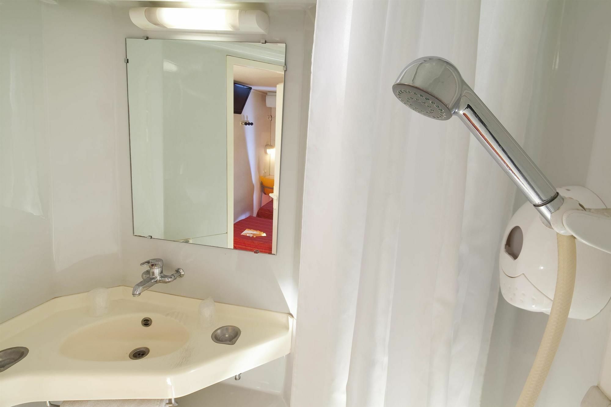 พรีเมียรคลาสคลาสเลอบลคเมสนิล Hotel เลอบล็องเมนิล ภายนอก รูปภาพ