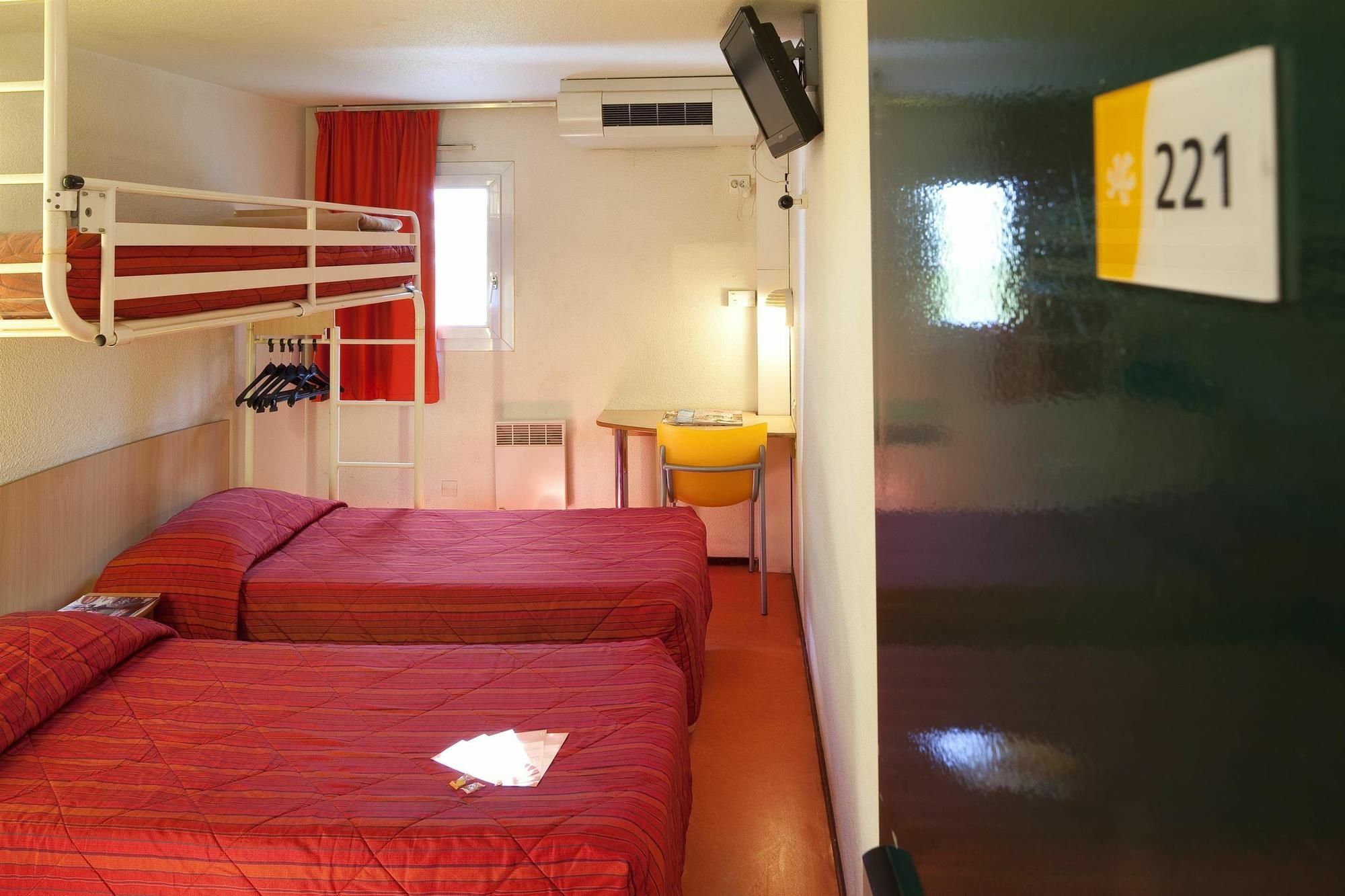 พรีเมียรคลาสคลาสเลอบลคเมสนิล Hotel เลอบล็องเมนิล ภายนอก รูปภาพ